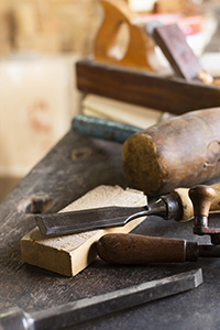 Atelier artisanal de création de cartes en bois