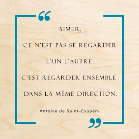 Une citation d'Antoine de Saint-Exupéry mise en valeur par cette jolie carte en bois