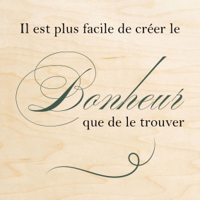 L'élégance de cette carte mise en valeur par un support en bois.