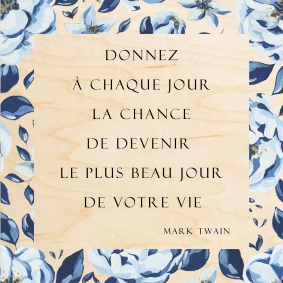 Carte en bois ornée de fleurs bleurs pour passer un message de Mark Twain.