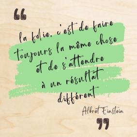 Dans un style d'écriture manuscrite, cette citation d'Albert Einstein est mise en valeur par cette carte en bois.