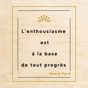 Une citation sur l'enthousiasme portée par une carte en bois.