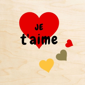 Des cĆurs imprimĂ©s sur du bois pour dire je t'aime.