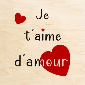 Un message d'amour imprimé sur une carte en bois.