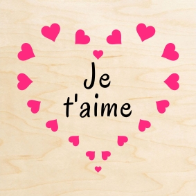 Carte en bois imprimĂ©e de cĆurs roses pour dĂ©clarer son amour.