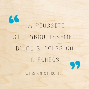 Elégante et épurée, une carte en bois portant un message de Winston Churchill sur la réussite .