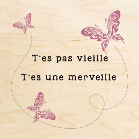 Jolie carte en bois avec des papillons pour un message sur la vieillesse : T'es pas vieille, t'es une merveille.