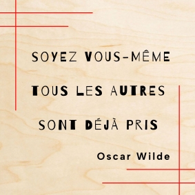 Carte en bois Ă©purĂ©e portant une citation : Soyez vous-mĂȘme, tous les autres sont dĂ©jĂ pris.