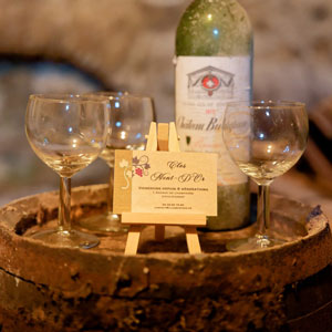 carte de visite sur support en bois élégante et raffinée pour marquer la qualité du vin