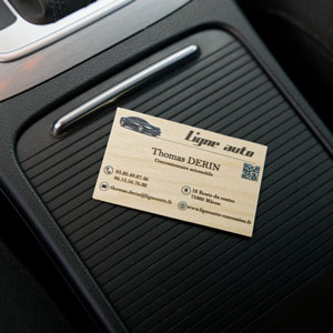 carte de visite en bois pour illustrer la qualité de la marque des véhicules du concessionnaire automobile