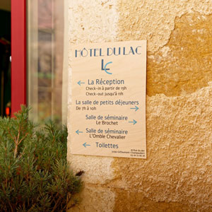 signalétique en bois pour un hÎtel